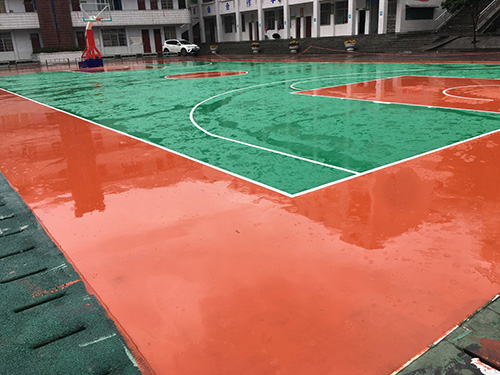 吉首瀘溪縣鎮(zhèn)中完小學(xué)塑膠籃球場，羽毛球場