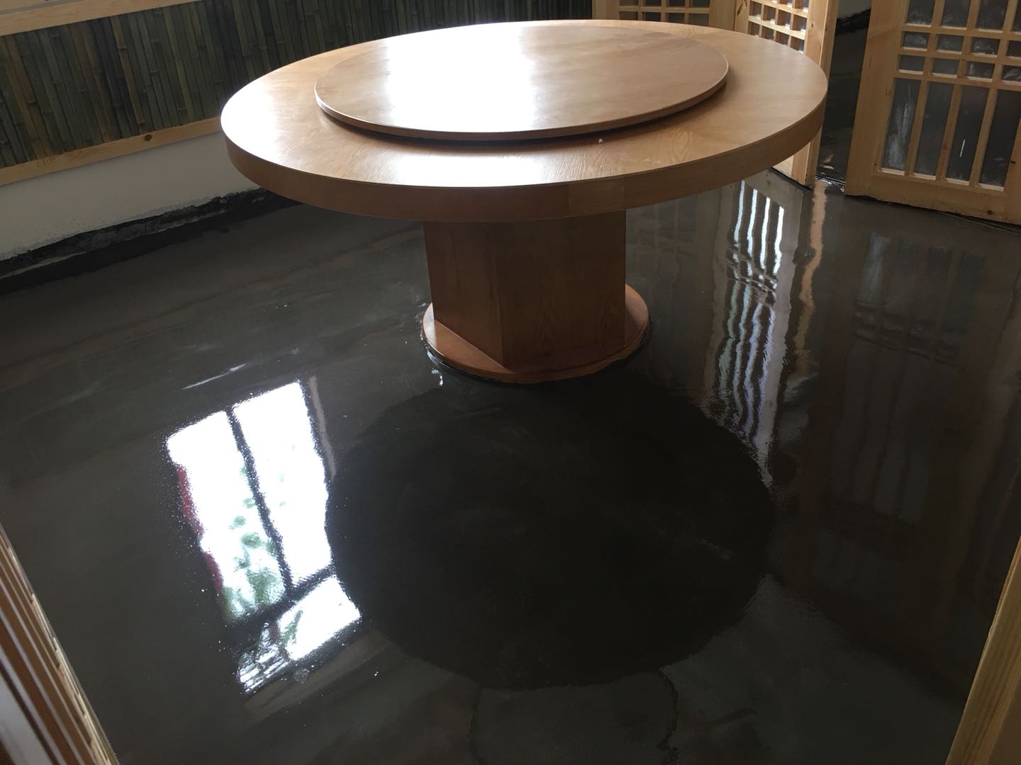 吉首市乾州餐廳環(huán)氧復(fù)古地坪施工完成，祝老板生意興隆，財(cái)源廣進(jìn)